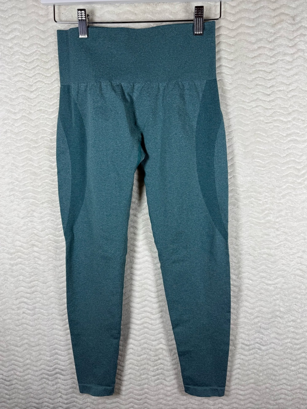 NVGTN contour seamless leggings feature a teal color and shadowing